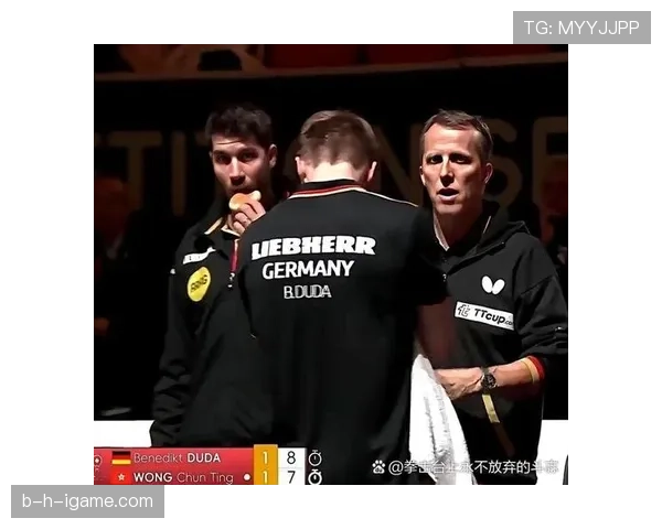 菲利克斯又在训练场边啃能量棒，这自律劲儿真不像拿高薪的主